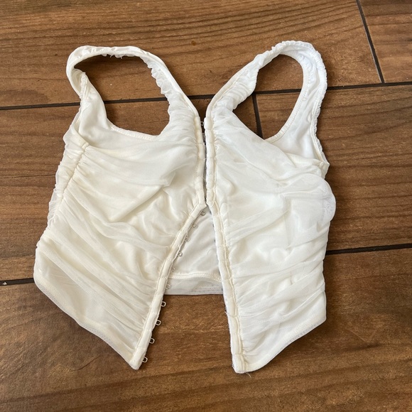 Princess Polly white mesh front hook tank top size 4 - Picture 4 of 5